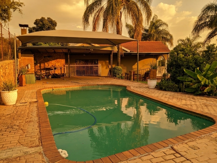 To Let 4 Bedroom Property for Rent in Safari Gardens North West